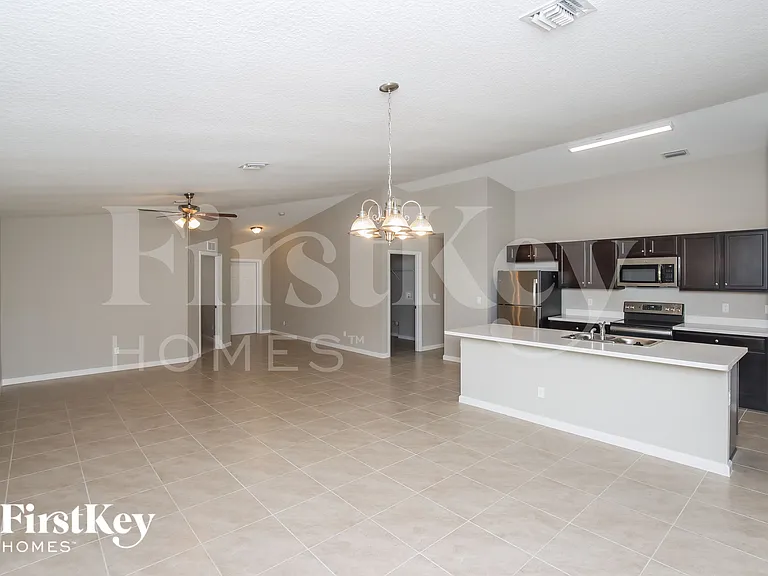 1000 Cranberry Rd SE — Photo 4