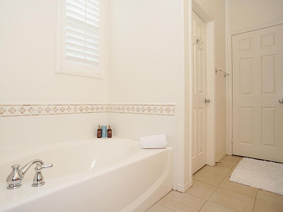 4th image of 2658 Cabrillo Ave