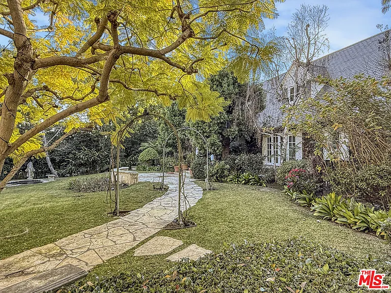 821 N Whittier Dr — Photo 42