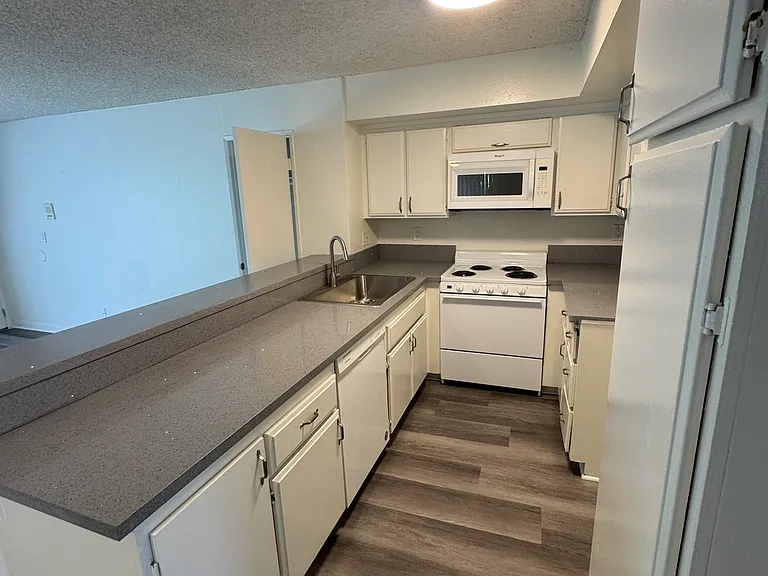 1247 N June St — Photo 7