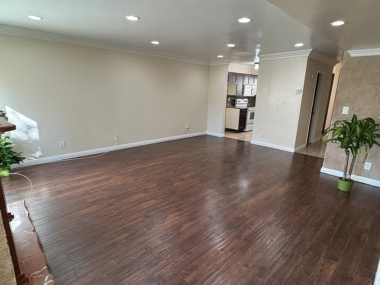 7631 Reseda Blvd — Photo 2