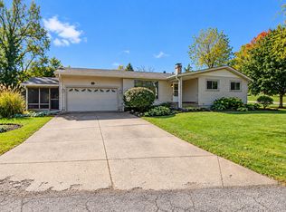 135 Hickory Rd, Lake In The Hills, IL 60156