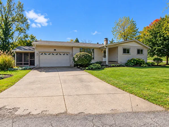 135 Hickory Rd, Lake In The Hills, IL 60156
