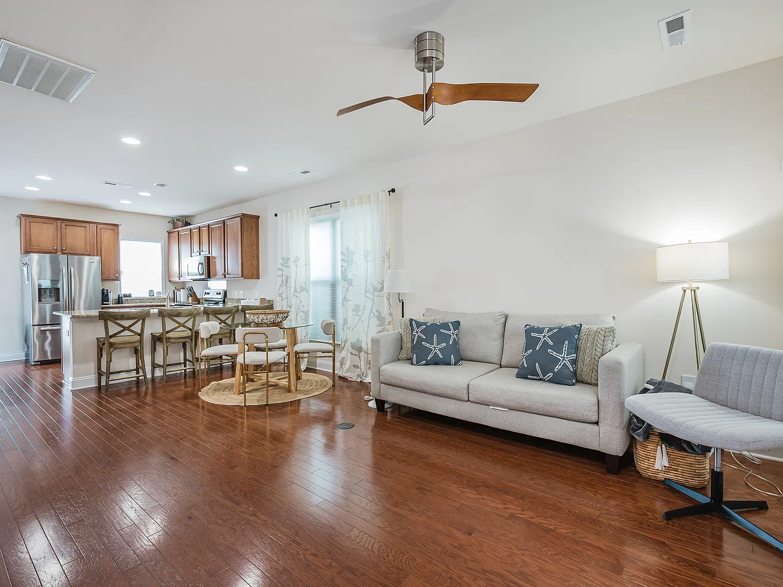 3 bed, 1300 sqft, $3,450 — Photo 4