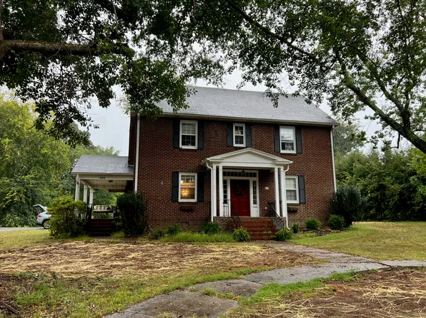 406 3rd Ave NE #A, Hickory, NC 28601
