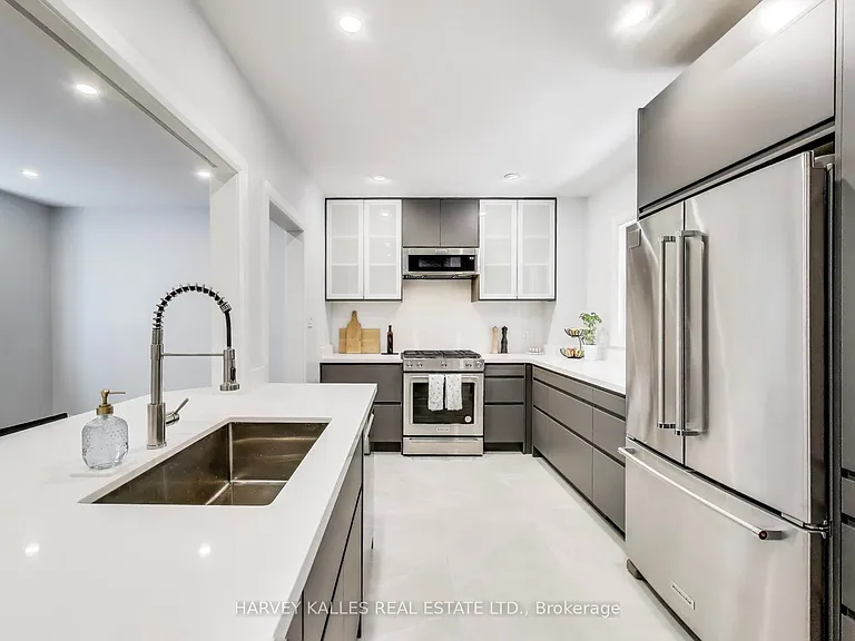 338 Markham St — Photo 11