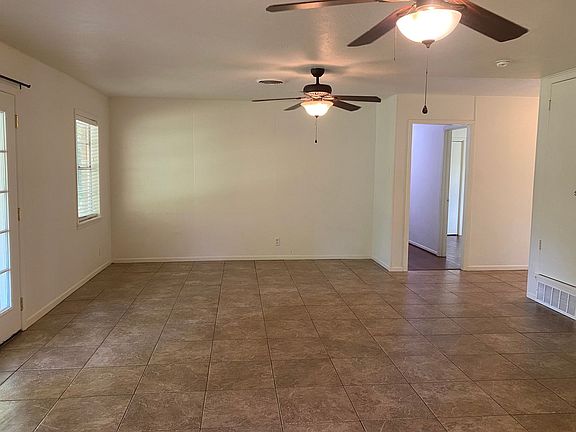 3rd image of 807 Forest Dr