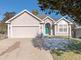 5507 Long View Dr, Saint Joseph, MO 64503