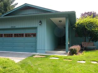 2424 Sun Oaks Dr, Medford, OR 97504
