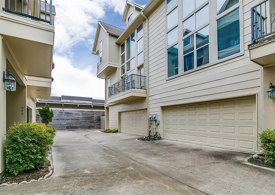 4538 Lillian is an end unit in gated complex.