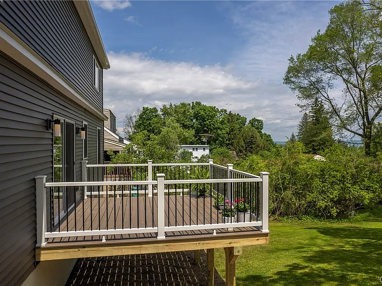 8 Terrace Hill Dr — Photo 2