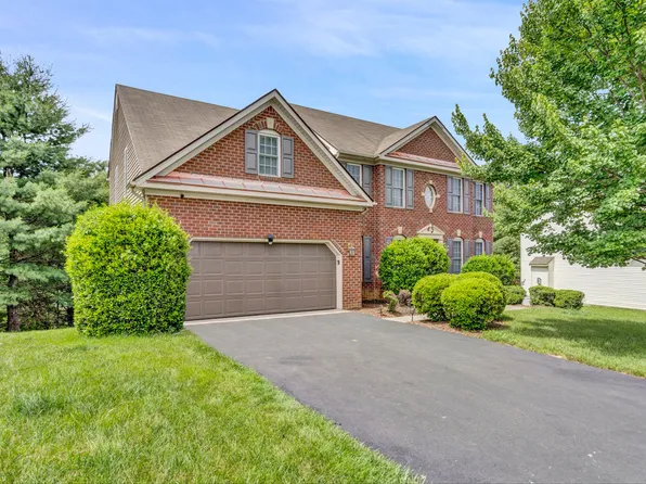 6130 Sandhurst Dr, Roanoke, VA 24018