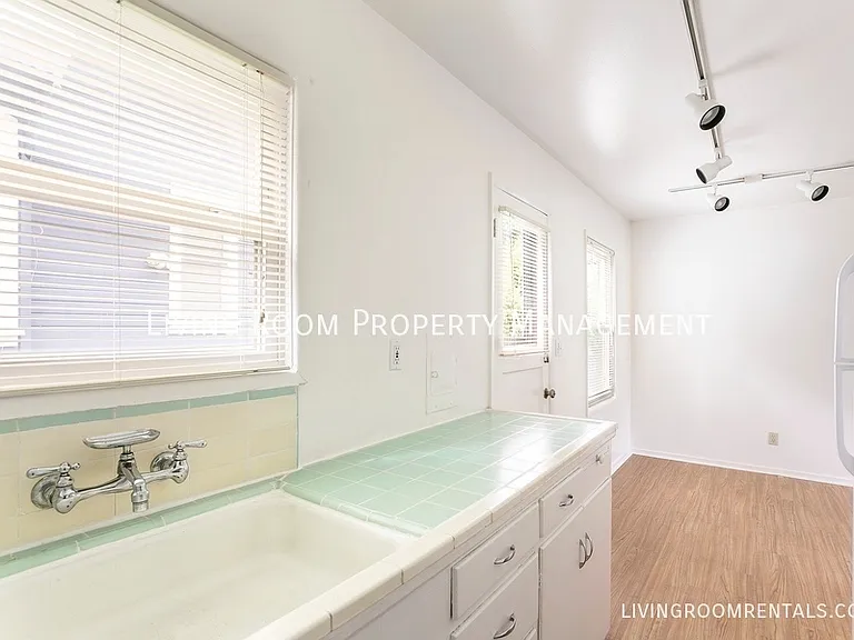 1410 N Webster St #2 — Photo 6