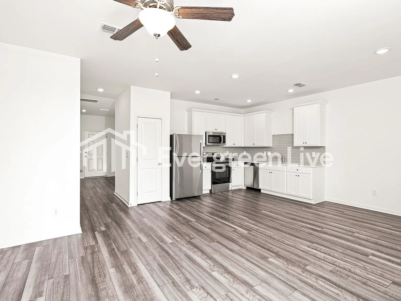 3 bed, 2.5 bath, 1421 sqft, $1,595 — Photo 4