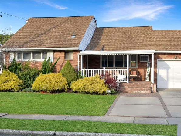 25 Kenneth Lane, North Babylon, NY 11703