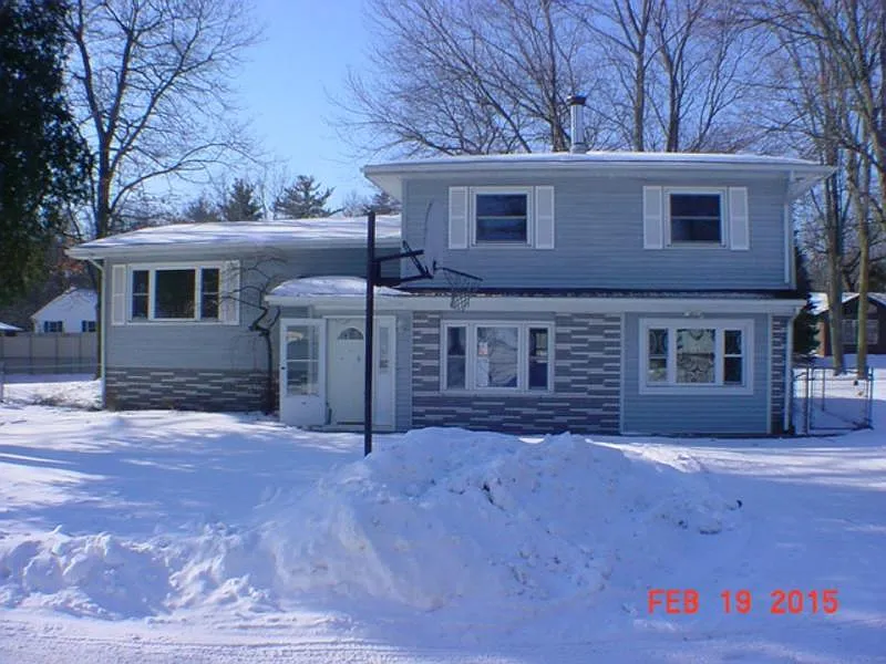 280 Donahue Beach Dr photo 1