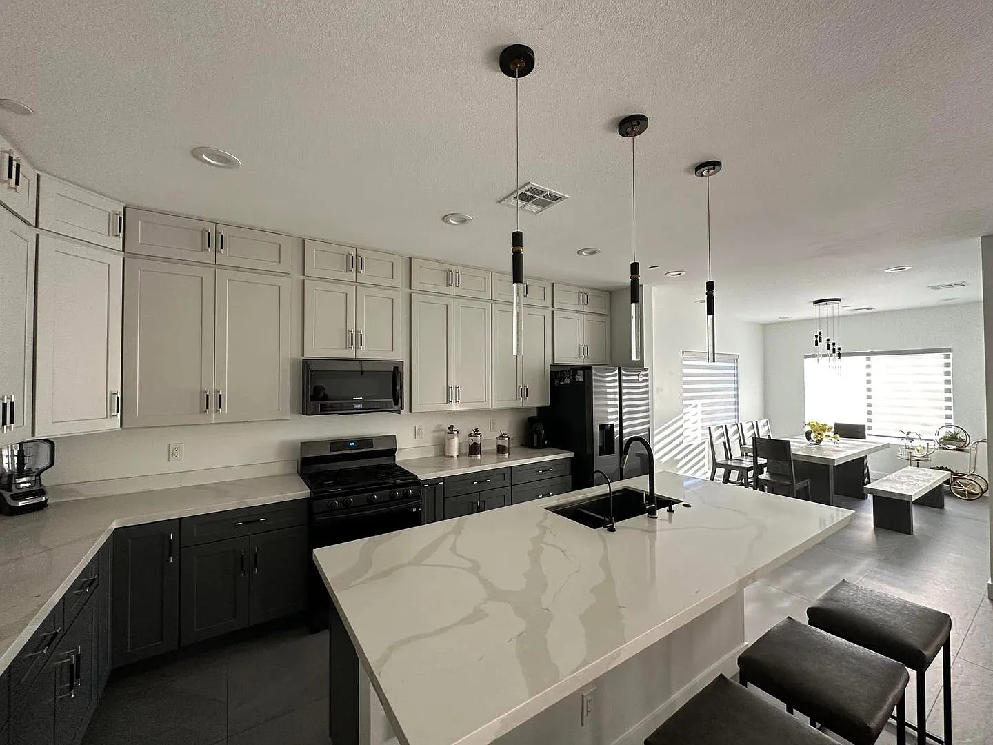 Fully Furnished 4BR + RV Garage — Photo 2
