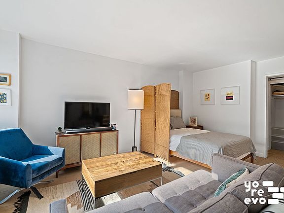 5th image of 115 E 9th St APT 10M