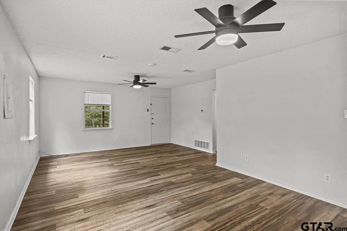 3 bed, 2.0 bath, 1152 sqft, $1,400 — Photo 4