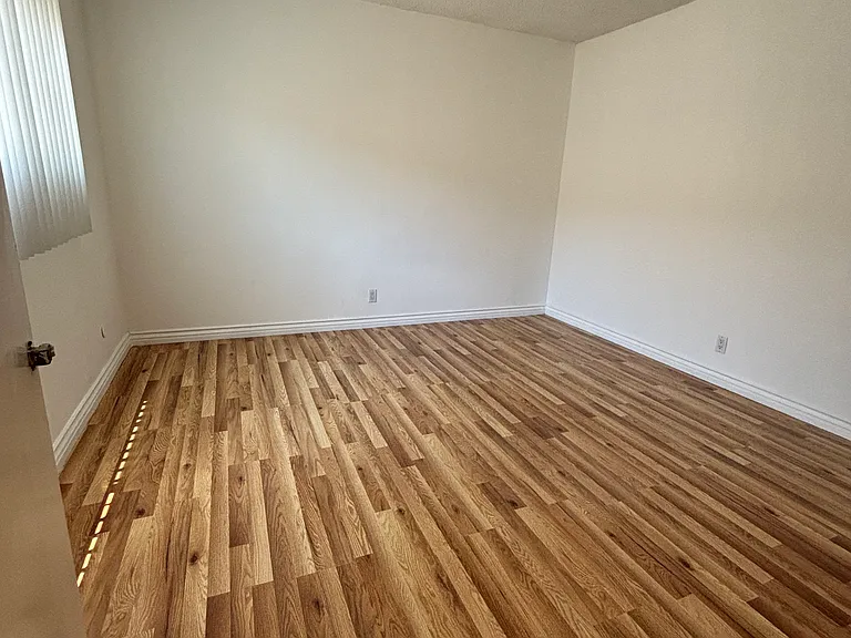 2042 N Beachwood Dr #4 — Photo 10