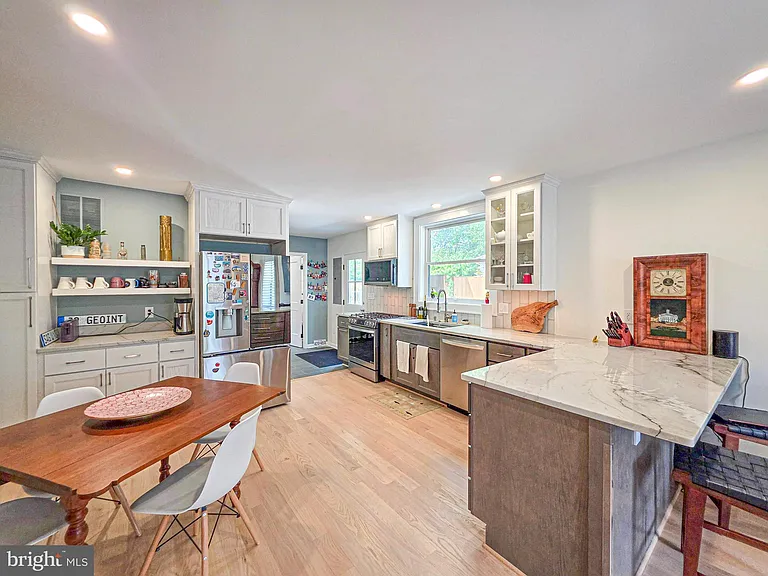 302 E Custis Ave #A — Photo 5