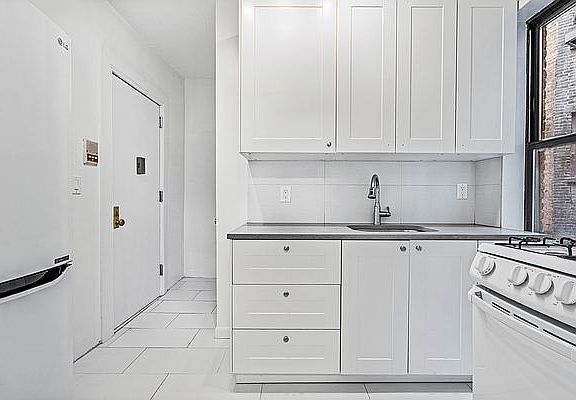 5th image of 411 W 44th St APT 5