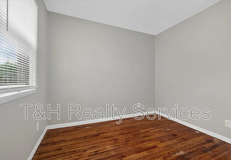 1819 Knox St — Photo 18