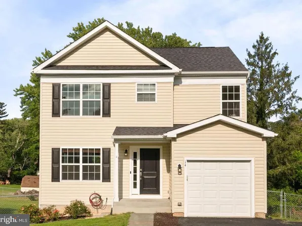 14 S Locust St, Round Hill, VA 20141