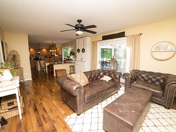 5th image of 16 Davenport Dr