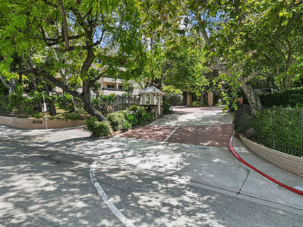 Building Photo - 2700 Cahuenga Blvd E #3104