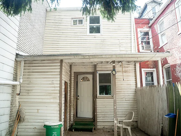425 W Gordon St — Photo 2