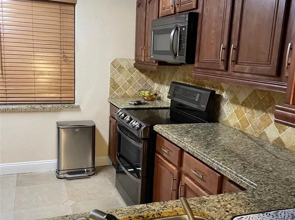 5574 NW 170th St #8, Miami Gardens, FL 33055