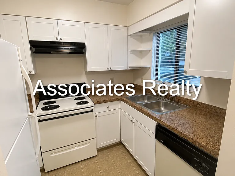 3600 SW 19th Ave #22 — Photo 2