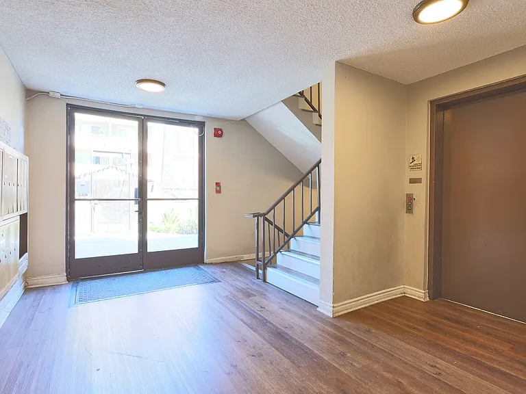 943 Elden Ave — Photo 16