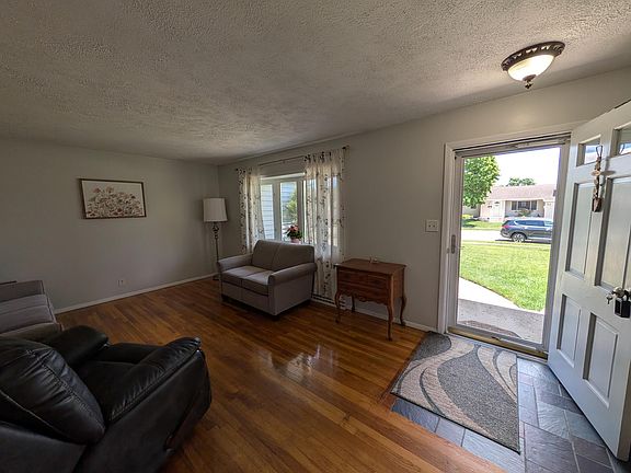 5th image of 413 Hall Ave