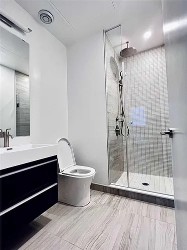39 Roehampton Ave Photo 1