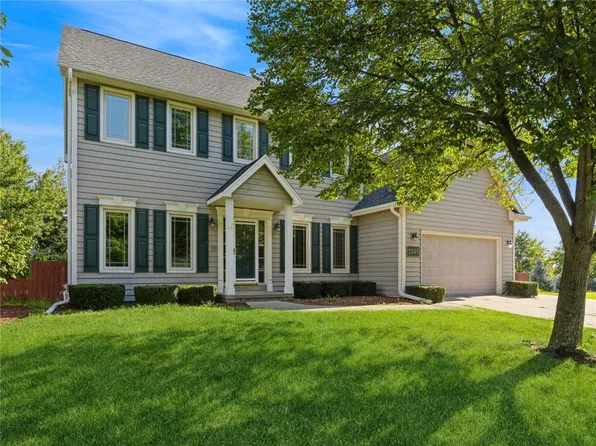 2505 Country Side Cir, West Des Moines, IA 50265