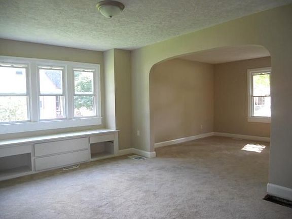 5th image of 833 Woodrow Ave