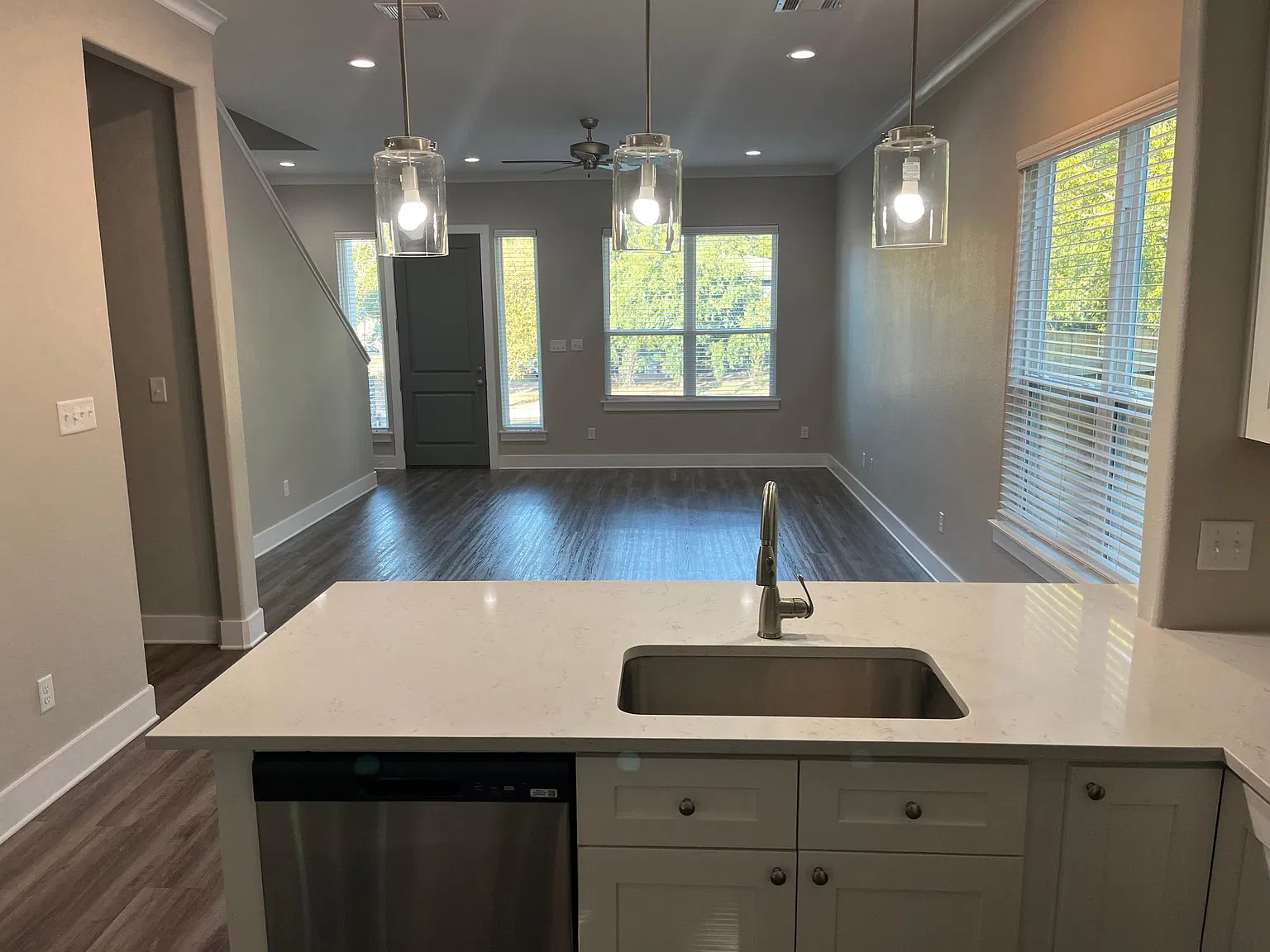 5 bed, 5.5 bath, 2421 sqft, $4,600 — Photo 4