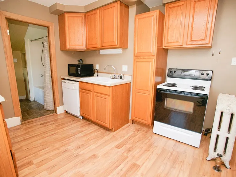 305 S Broadway St #1/2 — Photo 8