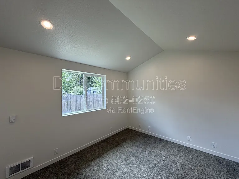 1246 Hughes St — Photo 14