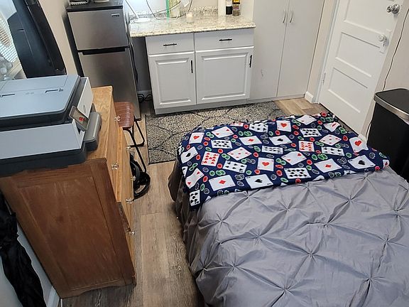 4th image of 501 Hutchison St #8