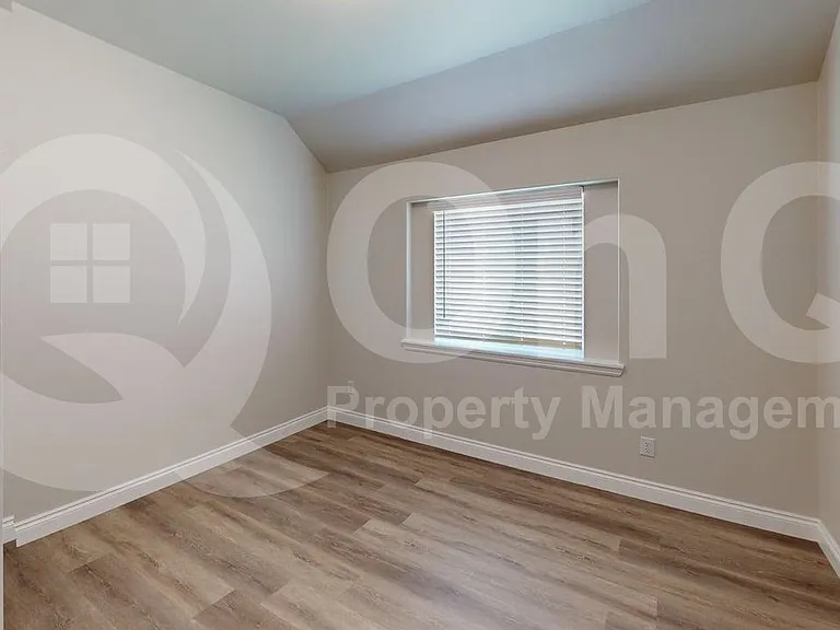 204 Rosewood Dr — Photo 17