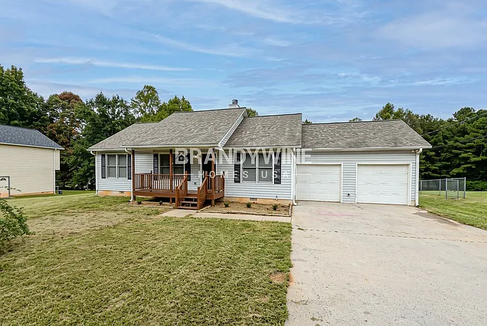 3 bed, 2.0 bath, 1106 sqft, $1,645 — Photo 2