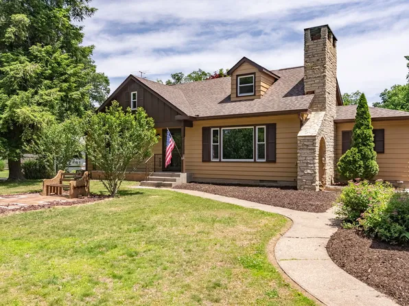 1220 54th Street Ct, Moline, IL 61265