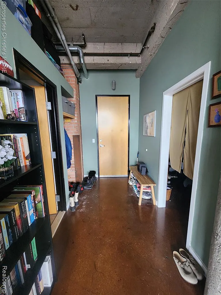 1 bed, 1.0 bath, 822 sqft, $1,900 — Photo 2