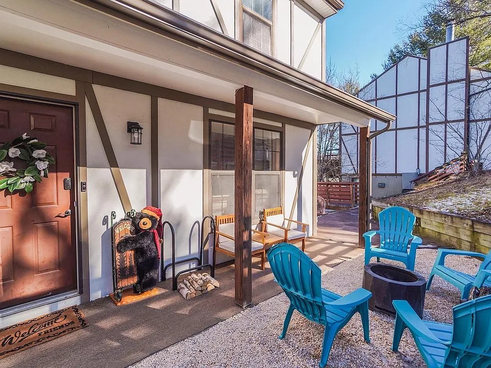Front area of the house with patio, fire pit and plenty of seating