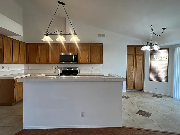2121 Beechwood St — Photo 8