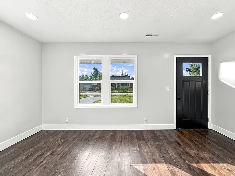 2118 Ulen Ln — Photo 3