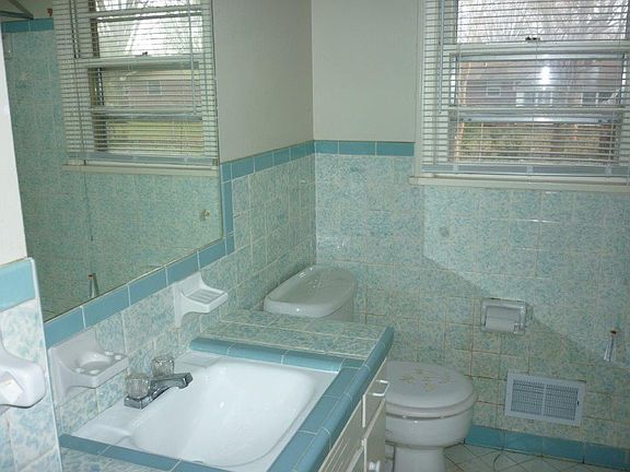 3rd image of 324 Bellevue Ave